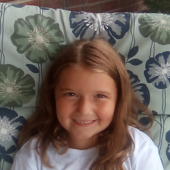 Meet your Posher, Gemma - Picture 2 of 4